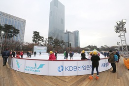 "아이스파크에 성금까지"…KDB산업은행, 연말 사회공헌활동 적극